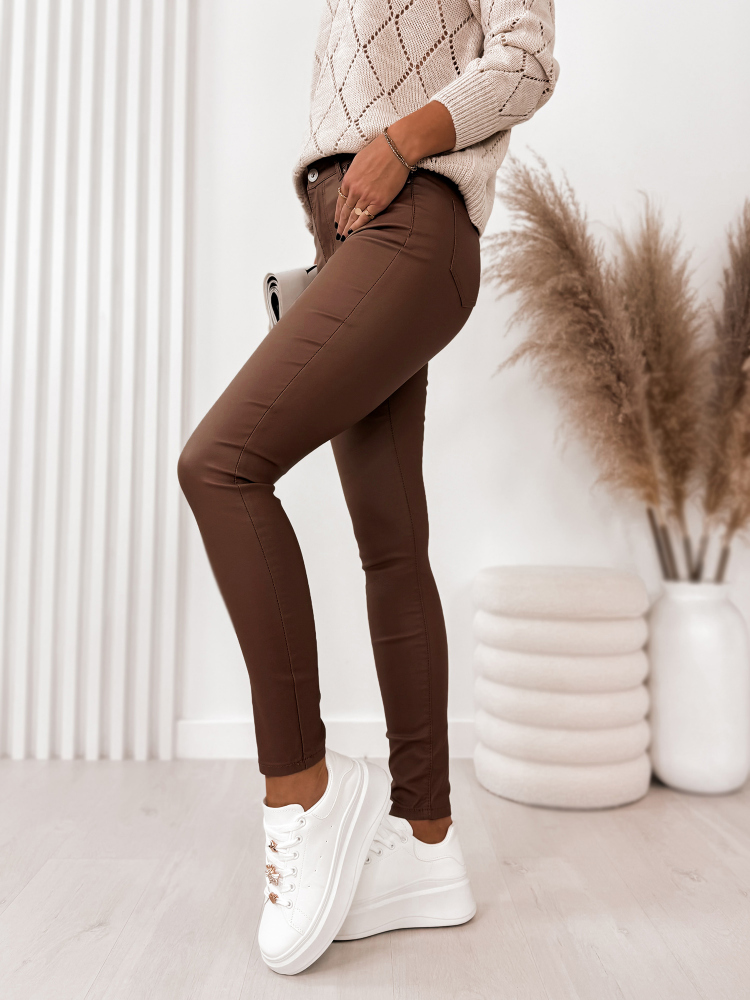 HOSE GLATTLEDER MIT HOHER TAILLE DUNKEL KARAMELL